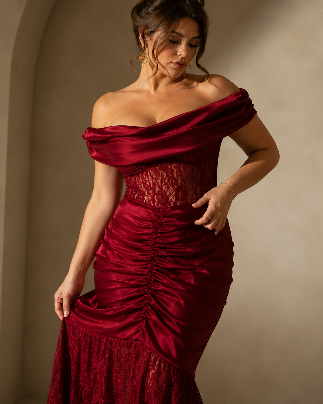 SHELLA — Robe longue sirène épaules dénudées en dentelle froncée / Off-Shoulder Ruched Lace Mermaid Maxi Dress / فستان طويل حورية بأكتاف مكشوفة ودانتيل مكشكش