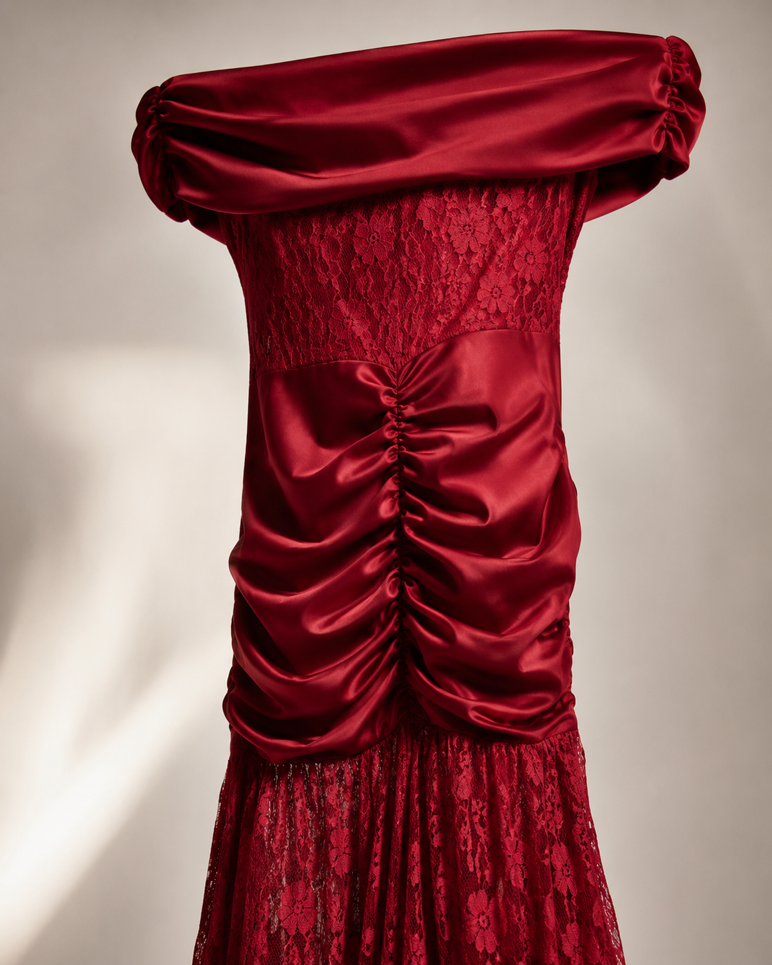 SHELLA — Robe longue sirène épaules dénudées en dentelle froncée / Off-Shoulder Ruched Lace Mermaid Maxi Dress / فستان طويل حورية بأكتاف مكشوفة ودانتيل مكشكش