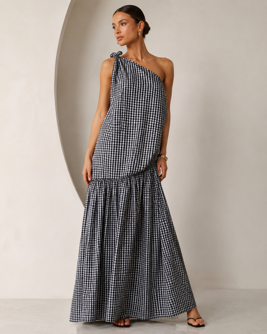 SHELLA — Robe longue vichy à une épaule, épaule nouée & drapé froncé / One-Shoulder Gingham Maxi Dress / فستان طويل كاروهات بكتف واحد ودرابيه مكشكش
