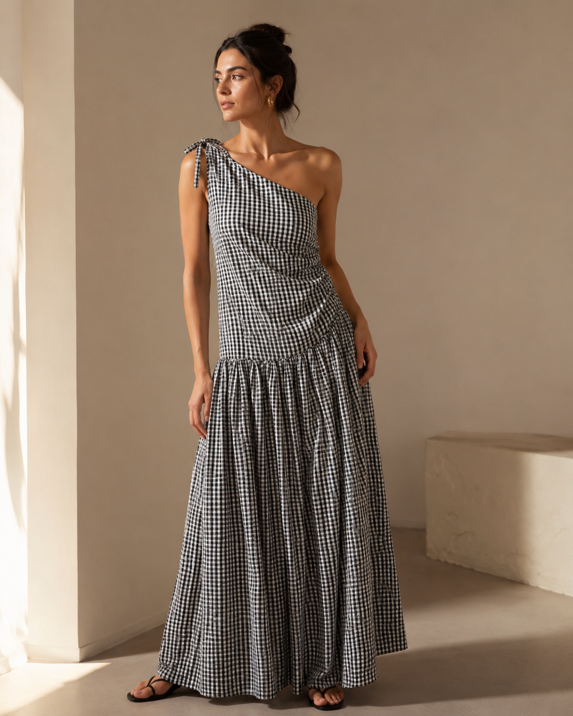 SHELLA — Robe longue vichy à une épaule, épaule nouée & drapé froncé / One-Shoulder Gingham Maxi Dress / فستان طويل كاروهات بكتف واحد ودرابيه مكشكش