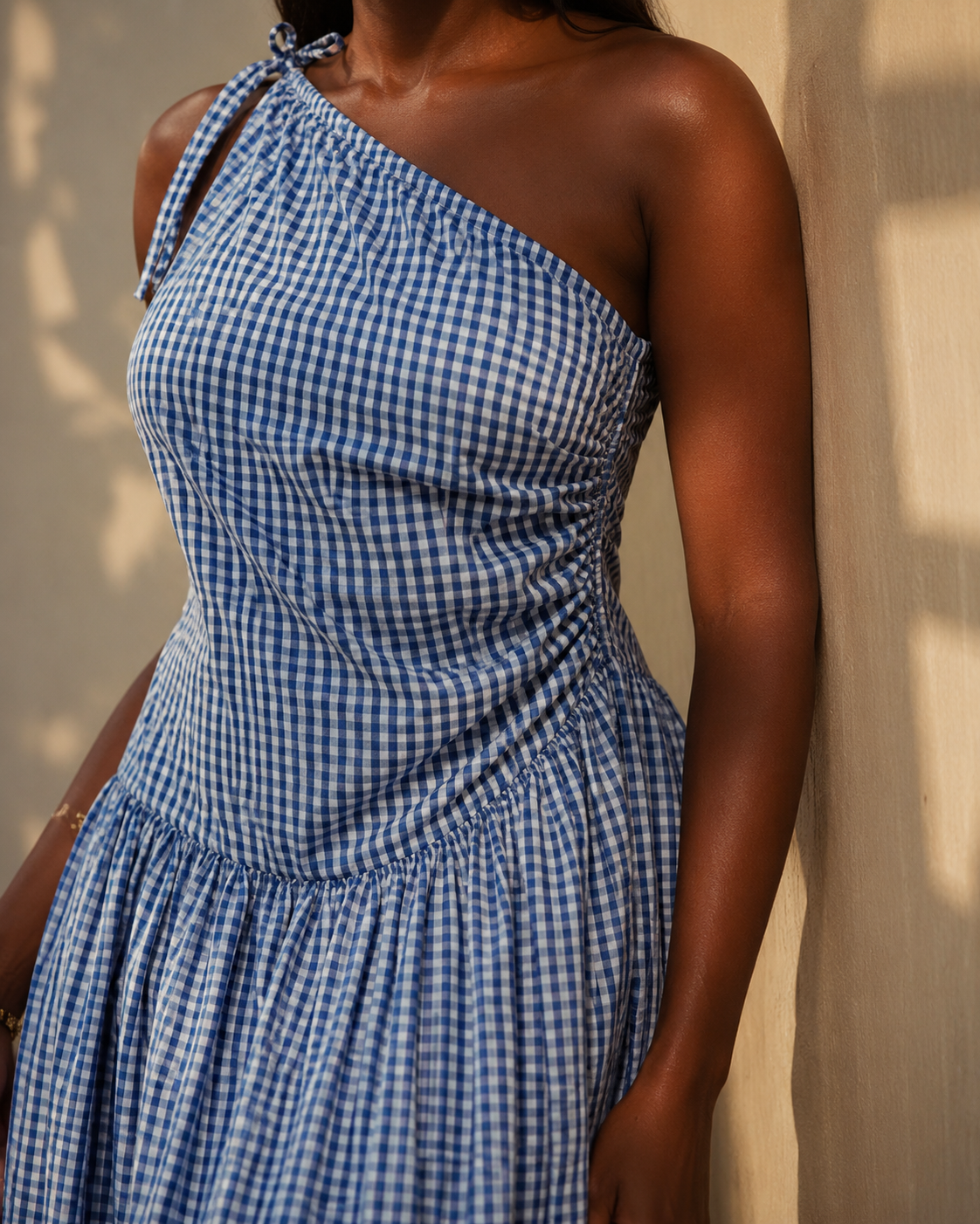 SHELLA — Robe longue vichy à une épaule, épaule nouée & drapé froncé / One-Shoulder Gingham Maxi Dress / فستان طويل كاروهات بكتف واحد ودرابيه مكشكش