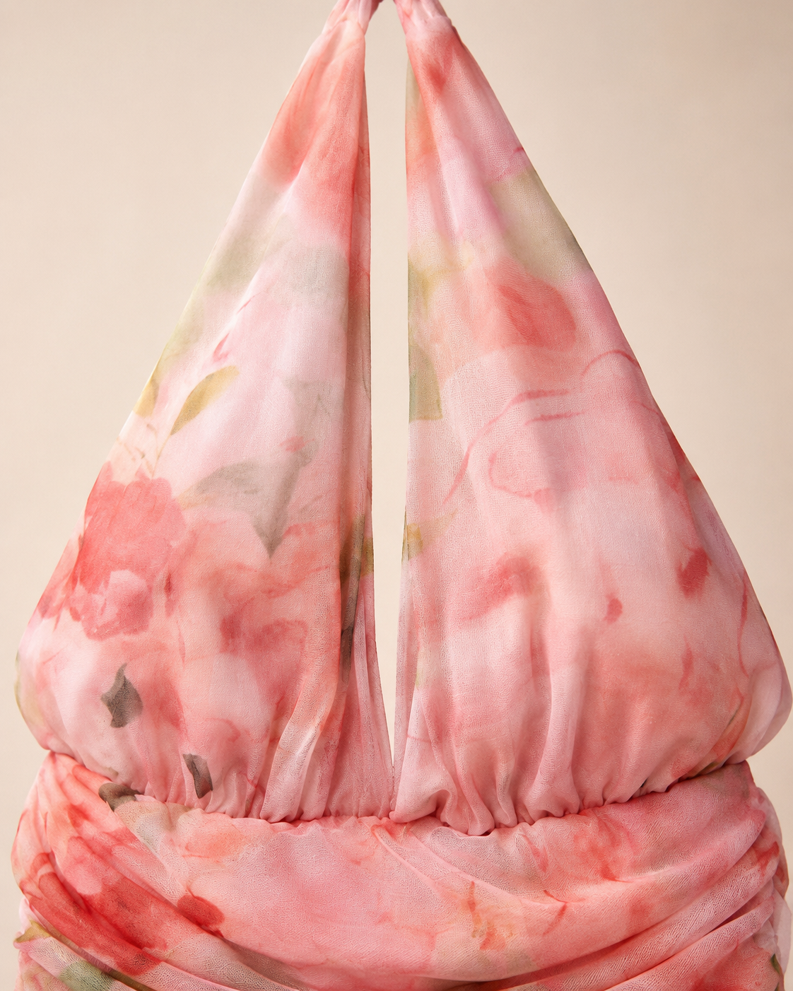 SHELLA — Robe courte fleurie rose en mousseline dos-nu drapée / Pink Watercolor Floral Chiffon Halter Mini Dress / فستان قصير مزهّر وردي من الشيفون برقبة هالتر ودرابيه