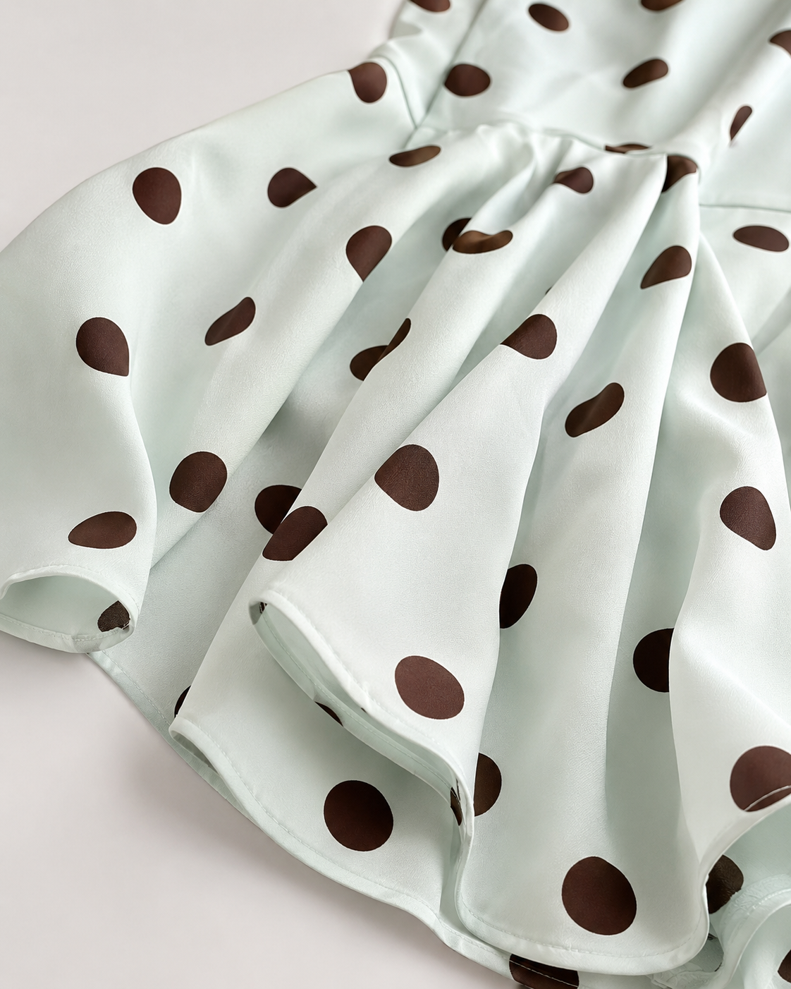 SHELLA — Robe midi à pois col carré sans manches / Polka Dot Square-Neck Midi Dress / فستان ميدي منقّط بياقة مربعة بدون أكمام