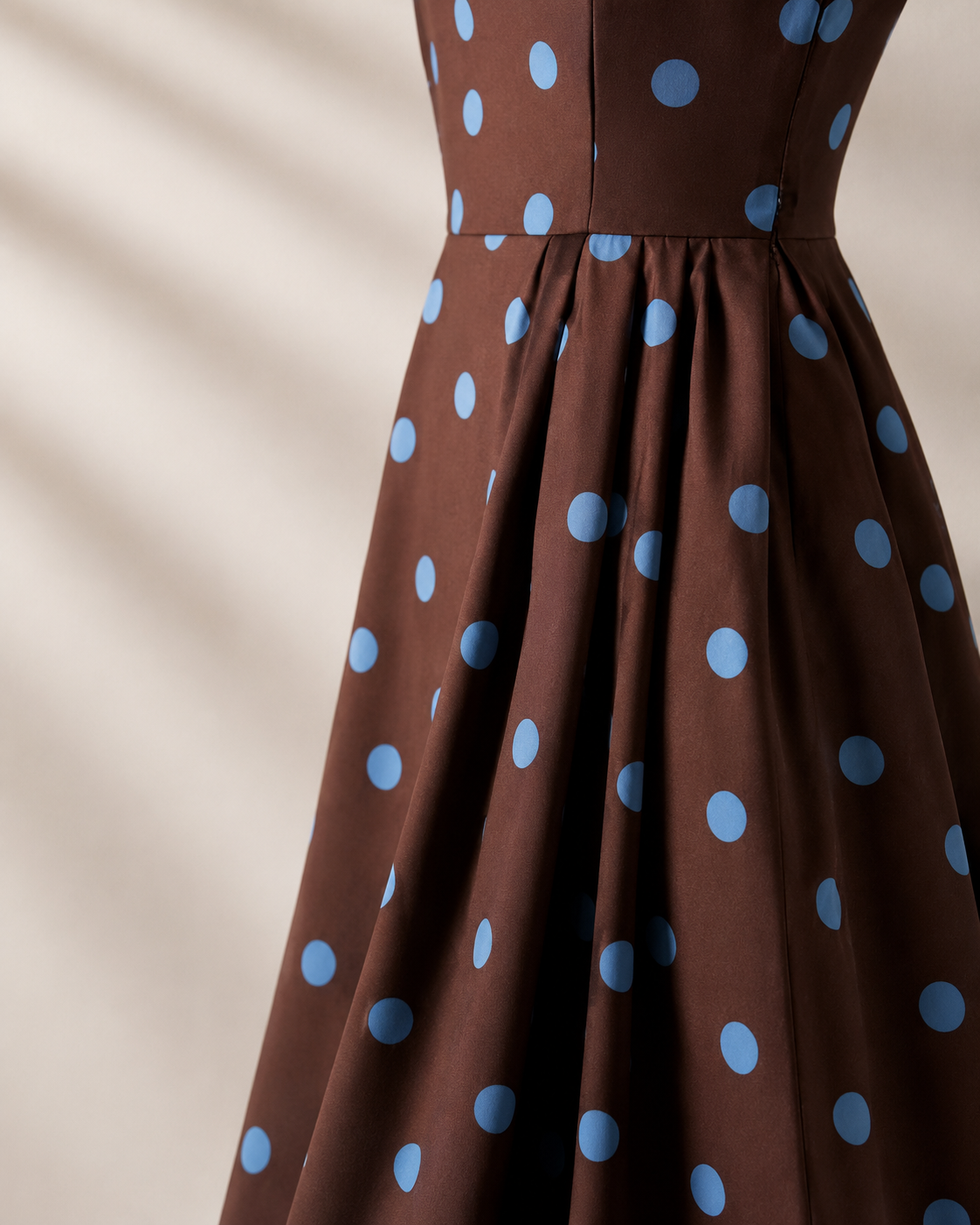SHELLA — Robe midi à pois col carré sans manches / Polka Dot Square-Neck Midi Dress / فستان ميدي منقّط بياقة مربعة بدون أكمام