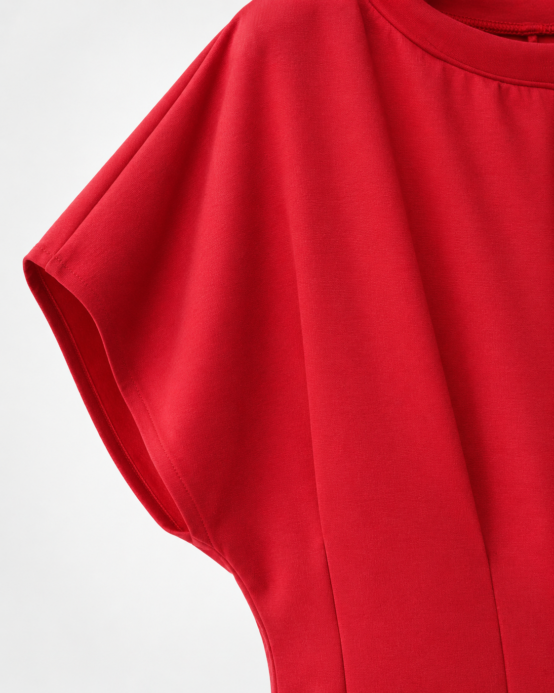SHELLA — Robe midi rouge plissée à manches courtes, col rond & coupe évasée / Elegant Red Short-Sleeve Pleated Midi Dress / فستان ميدي أحمر بكسرات بأكمام قصيرة ورقبة دائرية