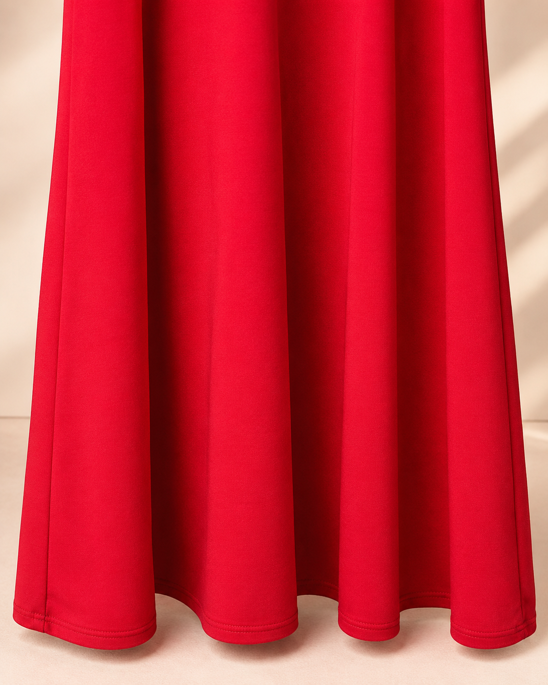SHELLA — Robe midi rouge plissée à manches courtes, col rond & coupe évasée / Elegant Red Short-Sleeve Pleated Midi Dress / فستان ميدي أحمر بكسرات بأكمام قصيرة ورقبة دائرية