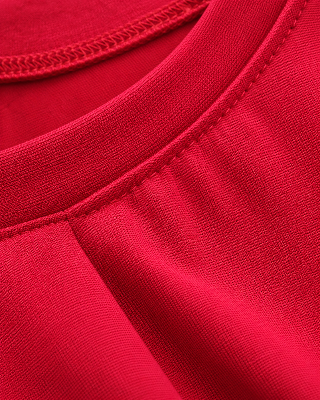 SHELLA — Robe midi rouge plissée à manches courtes, col rond & coupe évasée / Elegant Red Short-Sleeve Pleated Midi Dress / فستان ميدي أحمر بكسرات بأكمام قصيرة ورقبة دائرية