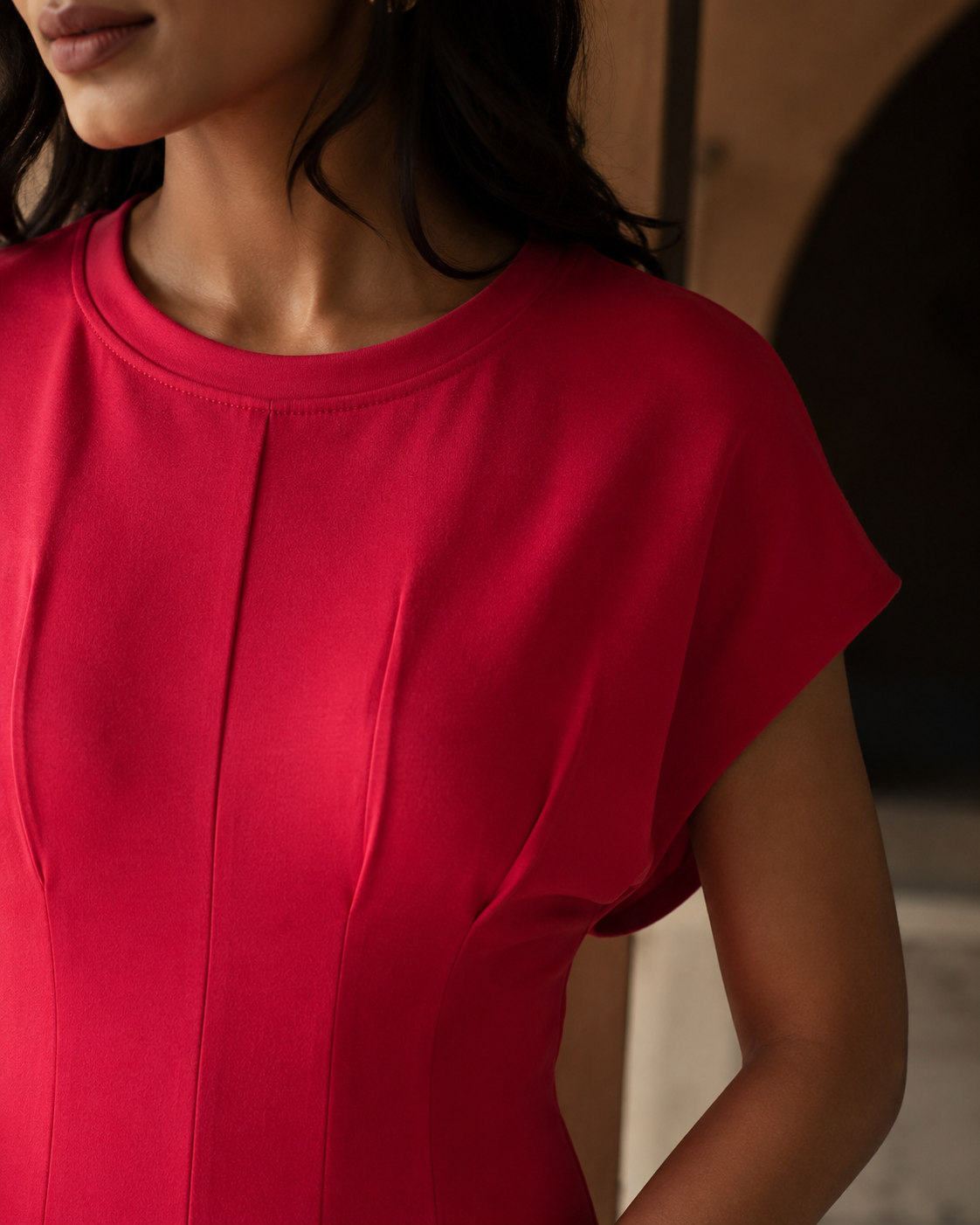 SHELLA — Robe midi rouge plissée à manches courtes, col rond & coupe évasée / Elegant Red Short-Sleeve Pleated Midi Dress / فستان ميدي أحمر بكسرات بأكمام قصيرة ورقبة دائرية