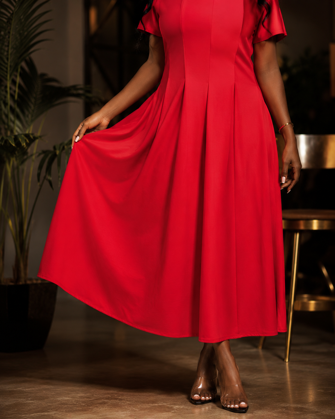 SHELLA — Robe midi rouge plissée à manches courtes, col rond & coupe évasée / Elegant Red Short-Sleeve Pleated Midi Dress / فستان ميدي أحمر بكسرات بأكمام قصيرة ورقبة دائرية