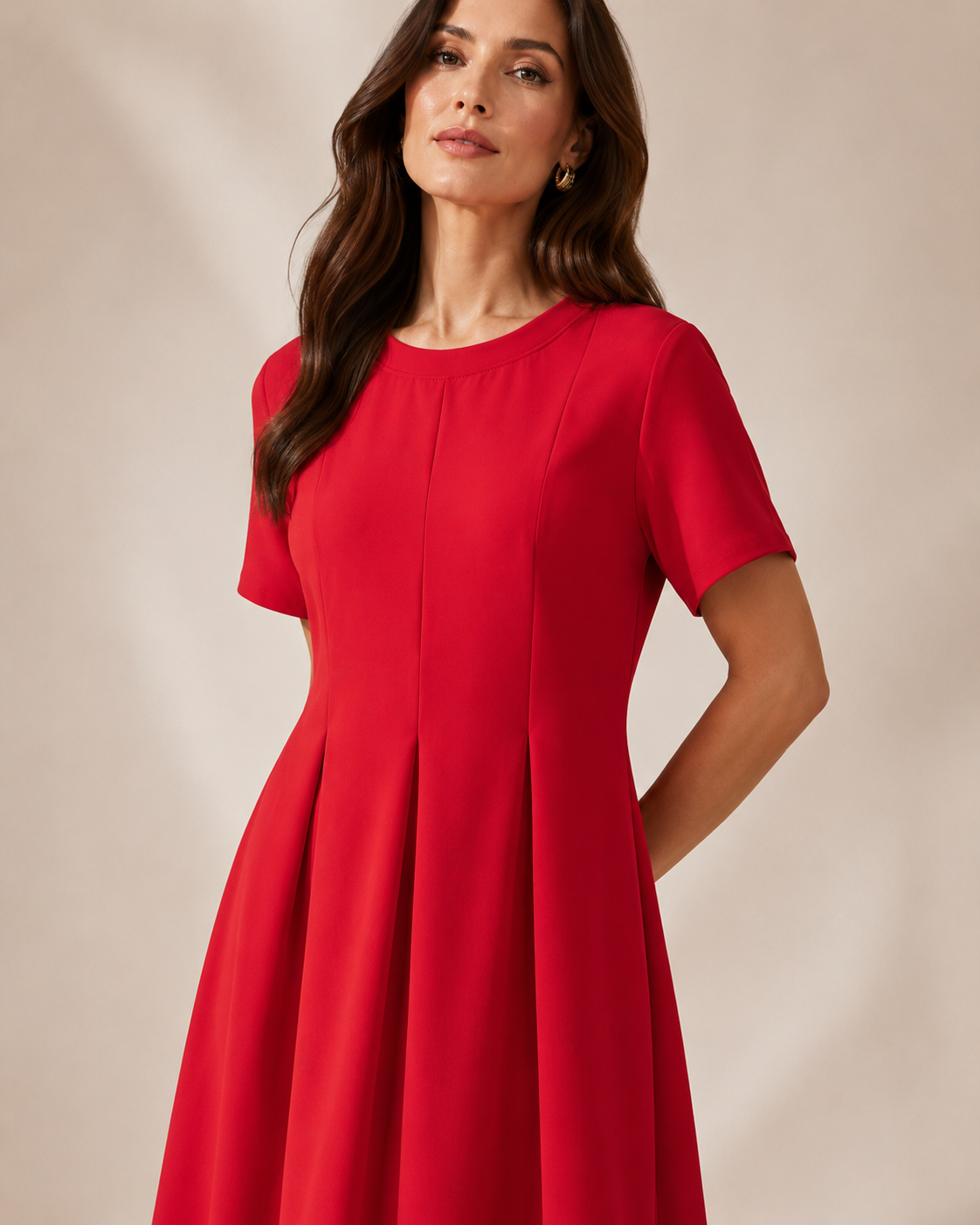 SHELLA — Robe midi rouge plissée à manches courtes, col rond & coupe évasée / Elegant Red Short-Sleeve Pleated Midi Dress / فستان ميدي أحمر بكسرات بأكمام قصيرة ورقبة دائرية