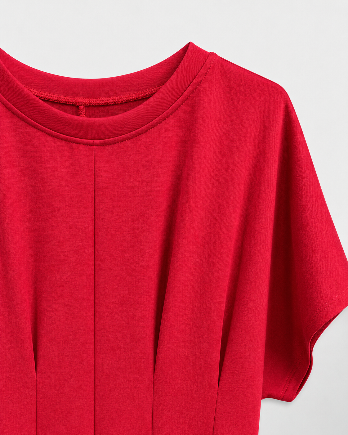SHELLA — Robe midi rouge plissée à manches courtes, col rond & coupe évasée / Elegant Red Short-Sleeve Pleated Midi Dress / فستان ميدي أحمر بكسرات بأكمام قصيرة ورقبة دائرية