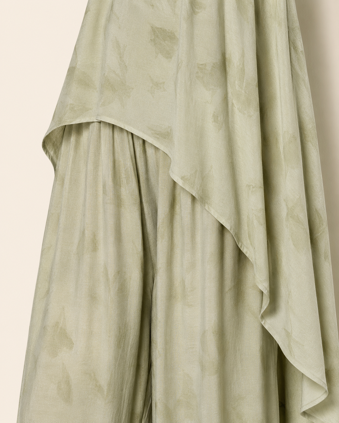 SHELLA — Ensemble vert sauge : tunique sans manches à col montant & ourlet asymétrique avec pantalon sarouel / Sage Green Asymmetrical Tunic & Harem Pants Co-Ord Set / طقم أخضر مريمي: تونيك بدون أكمام برقبة عالية وحاشية غير متماثلة وسروال هارم