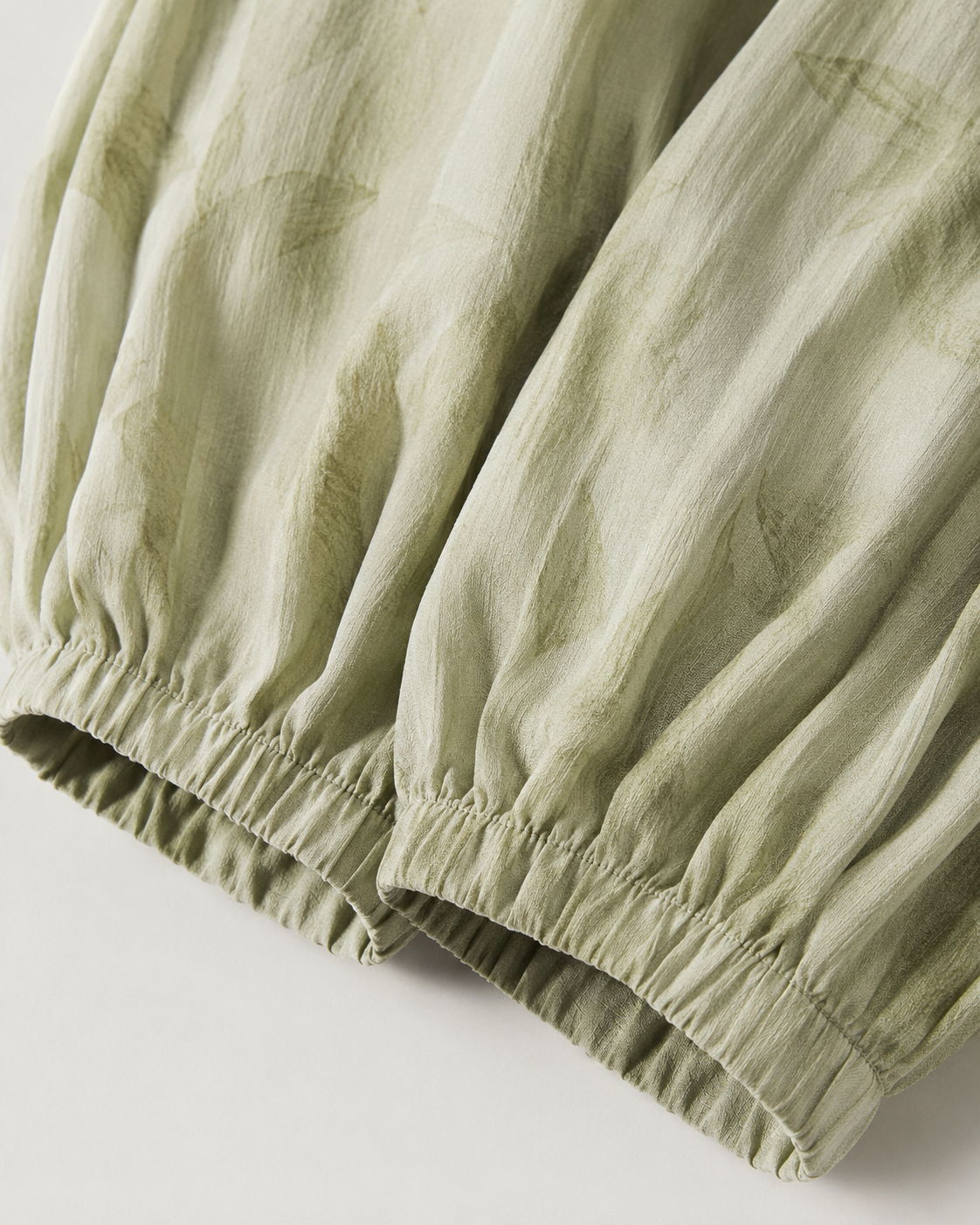 SHELLA — Ensemble vert sauge : tunique sans manches à col montant & ourlet asymétrique avec pantalon sarouel / Sage Green Asymmetrical Tunic & Harem Pants Co-Ord Set / طقم أخضر مريمي: تونيك بدون أكمام برقبة عالية وحاشية غير متماثلة وسروال هارم