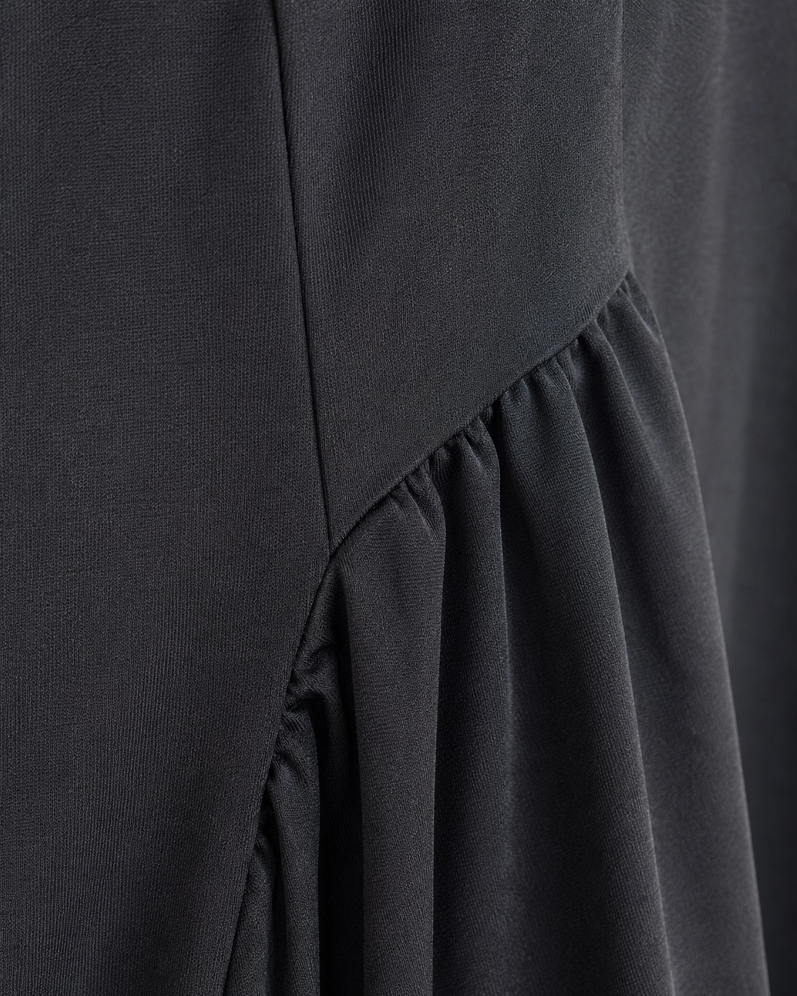 SHELLA — Robe maxi sans manches à col drapé, taille basse & panneaux froncés / Sleeveless Cowl Neck Drop-Waist Maxi Dress / فستان ماكسي بدون أكمام برقبة منسدلة وخصر منخفض وجوانب مكشكشة