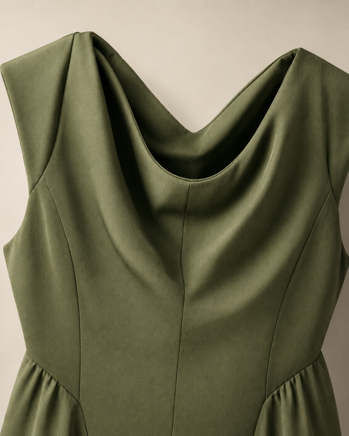 SHELLA — Robe maxi sans manches à col drapé, taille basse & panneaux froncés / Sleeveless Cowl Neck Drop-Waist Maxi Dress / فستان ماكسي بدون أكمام برقبة منسدلة وخصر منخفض وجوانب مكشكشة