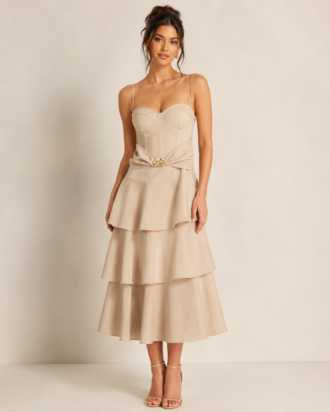 SHELLA — Robe midi bustier à fines bretelles, jupe à volants & broche dorée / Spaghetti Strap Flounce Bustier Midi Dress with Gold Brooch / فستان ميدي بكورسيه وحمالات رفيعة وتنورة كشكش وبروش ذهبي