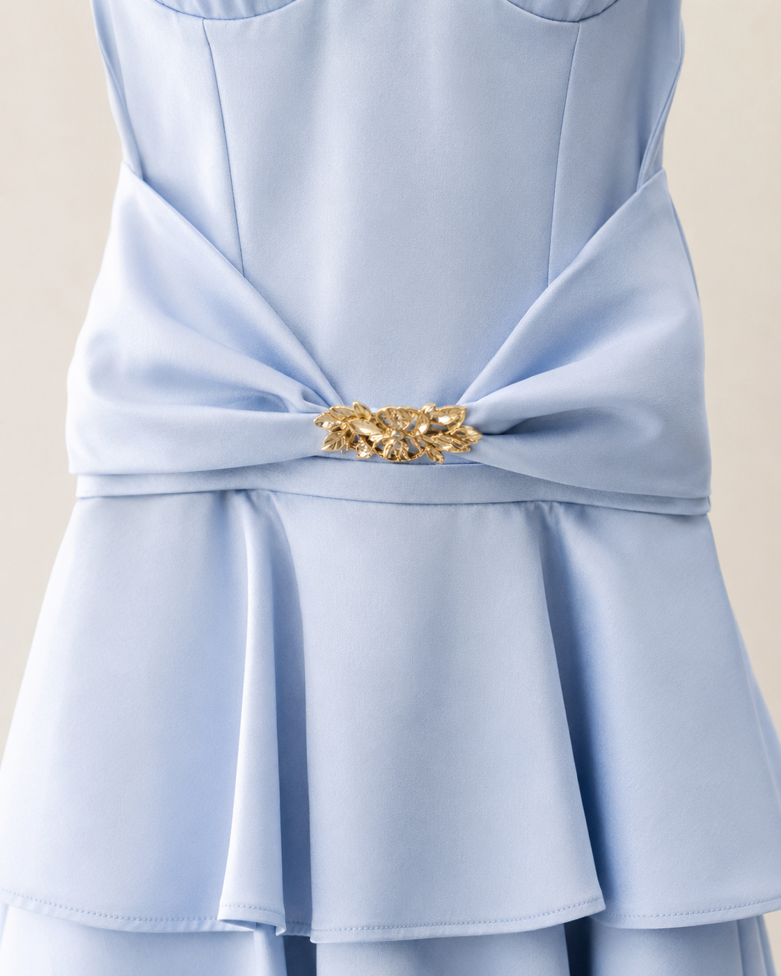 SHELLA — Robe midi bustier à fines bretelles, jupe à volants & broche dorée / Spaghetti Strap Flounce Bustier Midi Dress with Gold Brooch / فستان ميدي بكورسيه وحمالات رفيعة وتنورة كشكش وبروش ذهبي