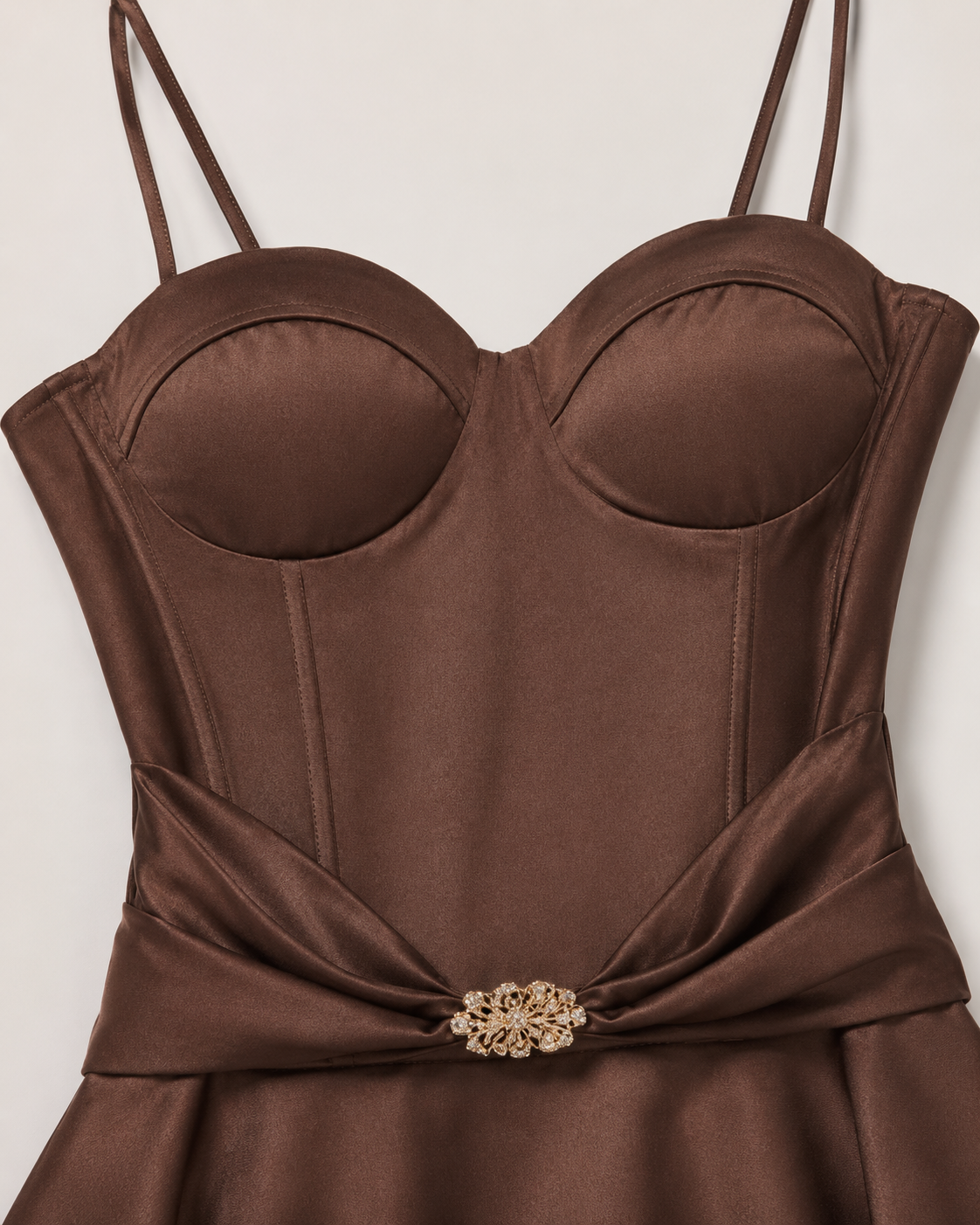 SHELLA — Robe midi bustier à fines bretelles, jupe à volants & broche dorée / Spaghetti Strap Flounce Bustier Midi Dress with Gold Brooch / فستان ميدي بكورسيه وحمالات رفيعة وتنورة كشكش وبروش ذهبي