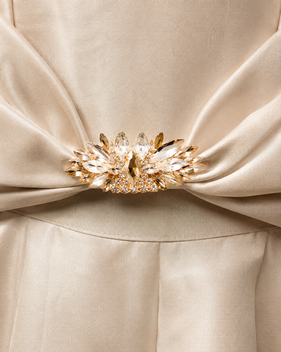 SHELLA — Robe midi bustier à fines bretelles, jupe à volants & broche dorée / Spaghetti Strap Flounce Bustier Midi Dress with Gold Brooch / فستان ميدي بكورسيه وحمالات رفيعة وتنورة كشكش وبروش ذهبي