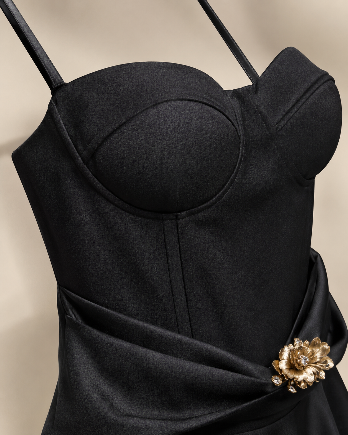 SHELLA — Robe midi bustier à fines bretelles, jupe à volants & broche dorée / Spaghetti Strap Flounce Bustier Midi Dress with Gold Brooch / فستان ميدي بكورسيه وحمالات رفيعة وتنورة كشكش وبروش ذهبي