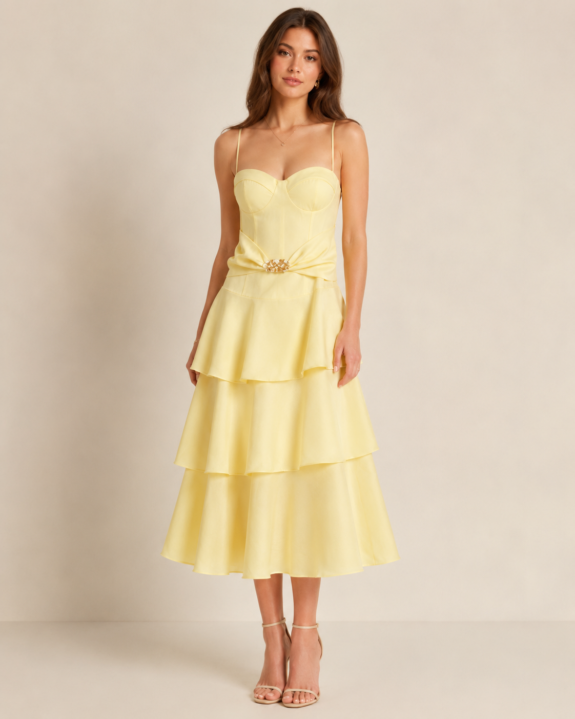SHELLA — Robe midi bustier à fines bretelles, jupe à volants & broche dorée / Spaghetti Strap Flounce Bustier Midi Dress with Gold Brooch / فستان ميدي بكورسيه وحمالات رفيعة وتنورة كشكش وبروش ذهبي