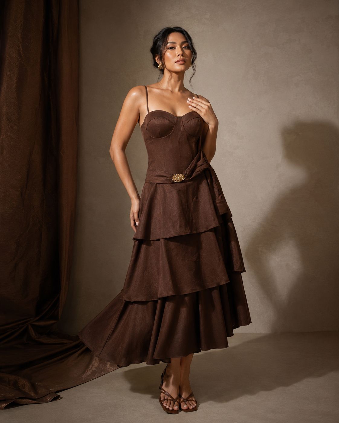 SHELLA — Robe midi bustier à fines bretelles, jupe à volants & broche dorée / Spaghetti Strap Flounce Bustier Midi Dress with Gold Brooch / فستان ميدي بكورسيه وحمالات رفيعة وتنورة كشكش وبروش ذهبي