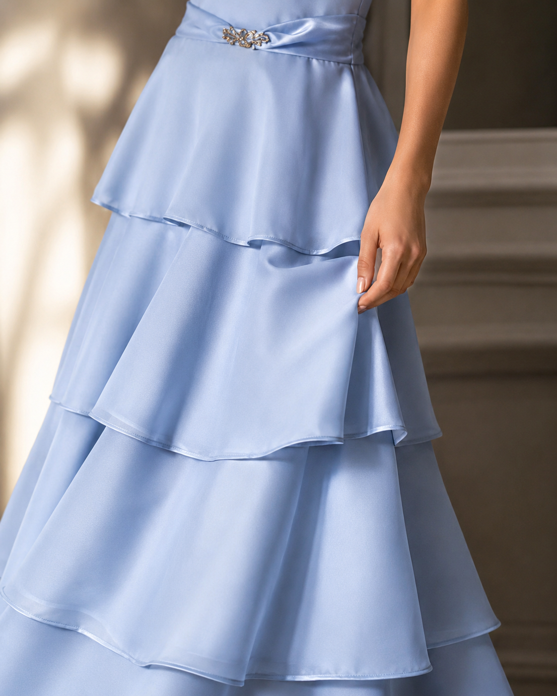 SHELLA — Robe midi bustier à fines bretelles, jupe à volants & broche dorée / Spaghetti Strap Flounce Bustier Midi Dress with Gold Brooch / فستان ميدي بكورسيه وحمالات رفيعة وتنورة كشكش وبروش ذهبي