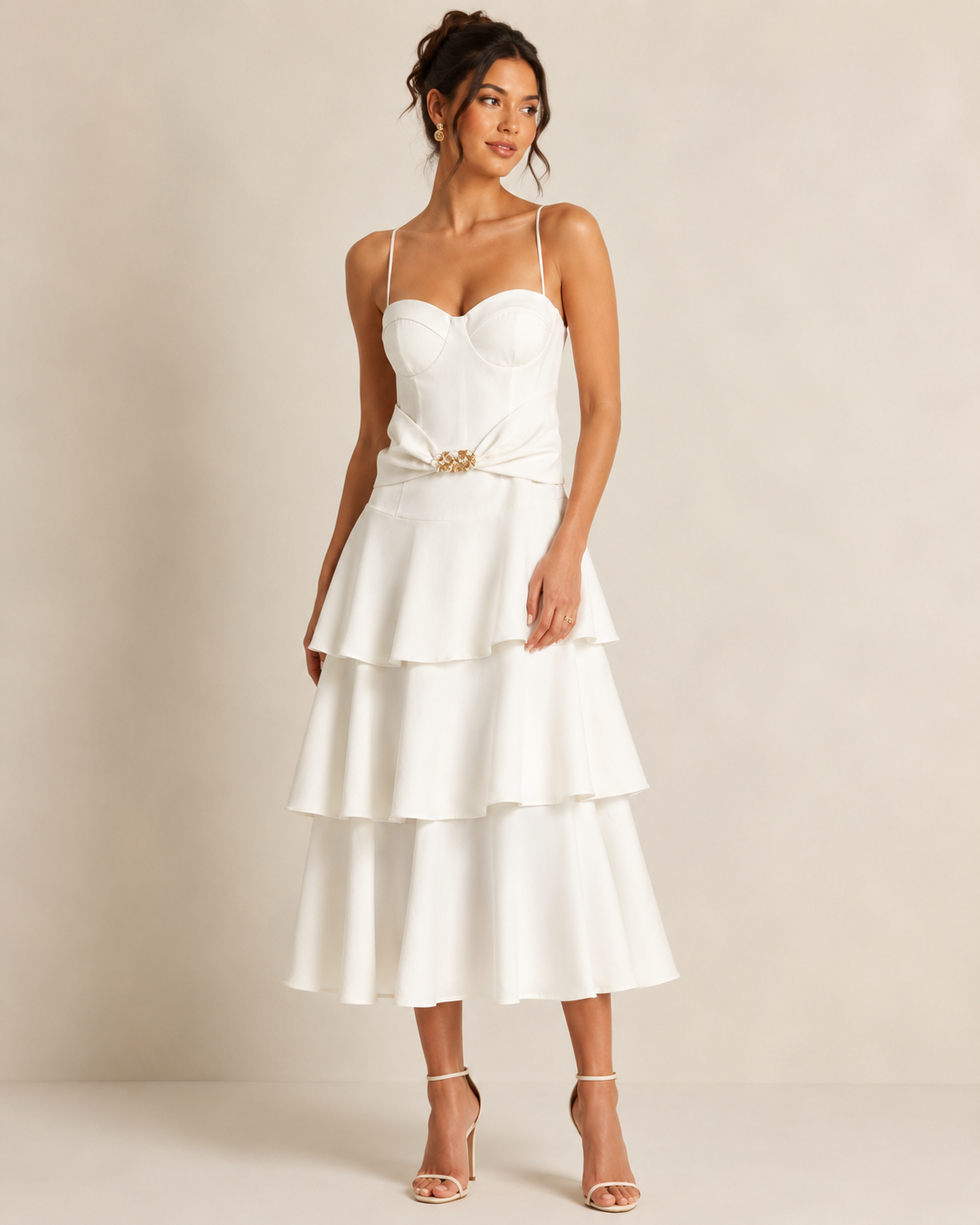 SHELLA — Robe midi bustier à fines bretelles, jupe à volants & broche dorée / Spaghetti Strap Flounce Bustier Midi Dress with Gold Brooch / فستان ميدي بكورسيه وحمالات رفيعة وتنورة كشكش وبروش ذهبي