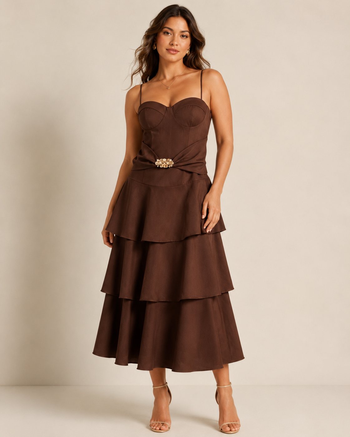 SHELLA — Robe midi bustier à fines bretelles, jupe à volants & broche dorée / Spaghetti Strap Flounce Bustier Midi Dress with Gold Brooch / فستان ميدي بكورسيه وحمالات رفيعة وتنورة كشكش وبروش ذهبي