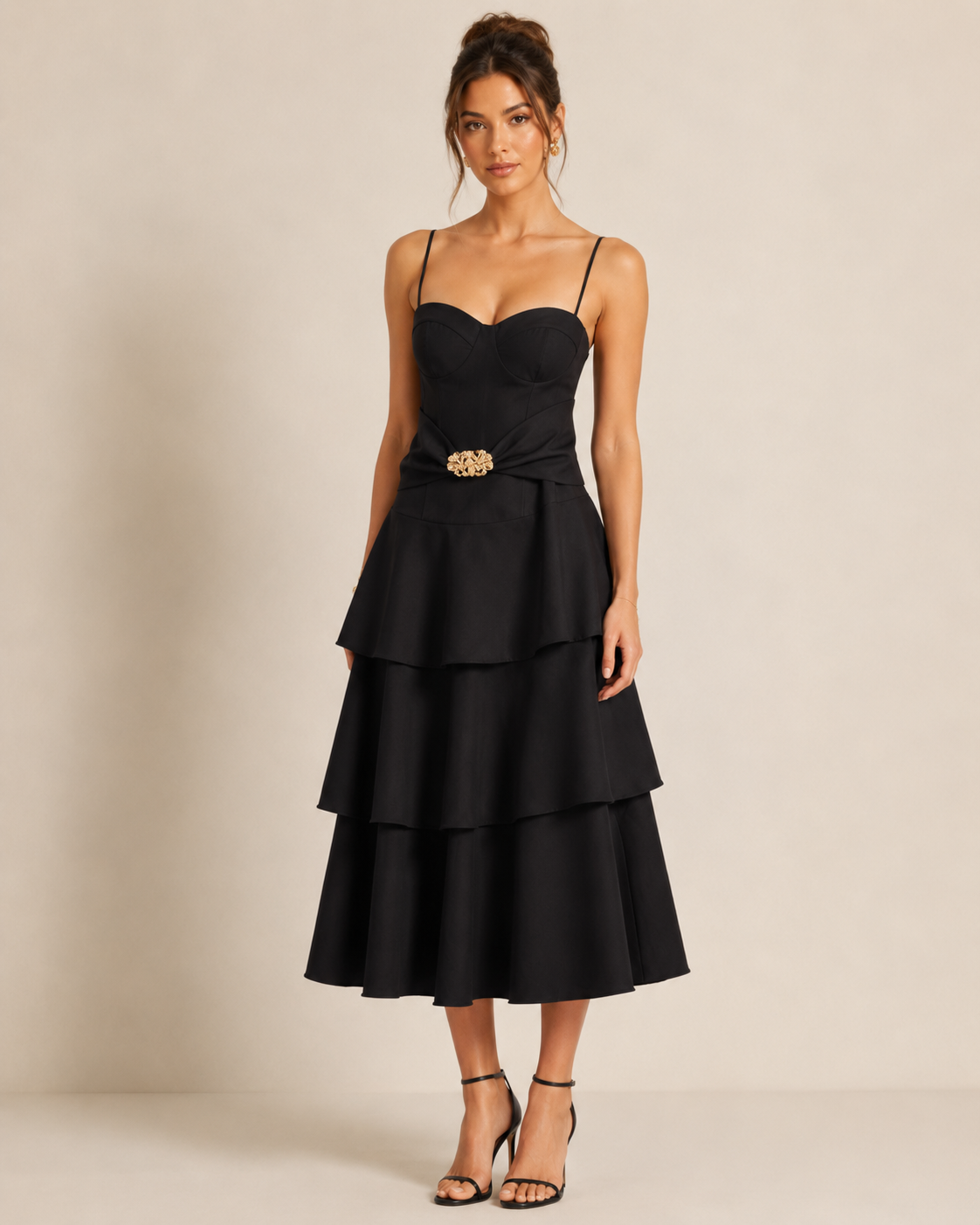 SHELLA — Robe midi bustier à fines bretelles, jupe à volants & broche dorée / Spaghetti Strap Flounce Bustier Midi Dress with Gold Brooch / فستان ميدي بكورسيه وحمالات رفيعة وتنورة كشكش وبروش ذهبي