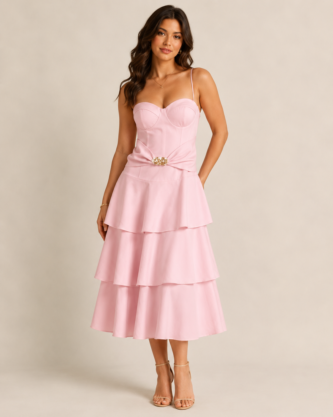 SHELLA — Robe midi bustier à fines bretelles, jupe à volants & broche dorée / Spaghetti Strap Flounce Bustier Midi Dress with Gold Brooch / فستان ميدي بكورسيه وحمالات رفيعة وتنورة كشكش وبروش ذهبي