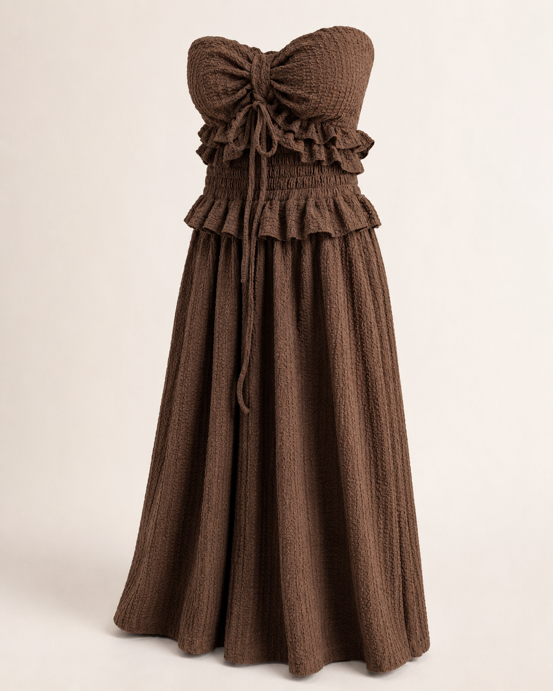 SHELLA — Robe longue bustier à nœud et volants texturée / Strapless Textured Bow Front Ruffle Maxi Dress / فستان طويل بدون أكتاف بعقدة وكشكشة