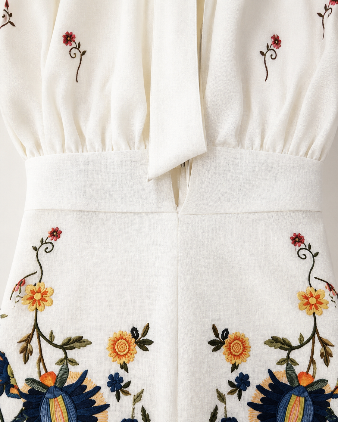 SHELLA — Robe courte blanche brodée fleurie dos-nu à nouer / White Floral Embroidered Halter Neck Mini Dress / فستان قصير أبيض مطرّز بالأزهار برقبة هالتر