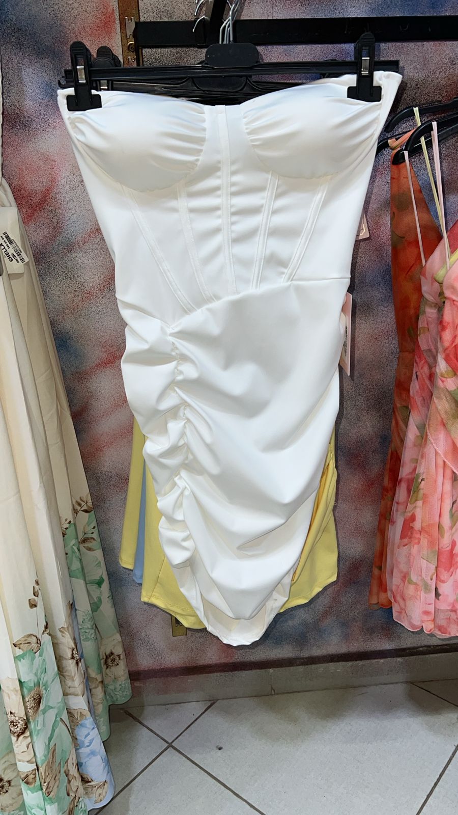 SHELLA — Robe courte bustier corset blanc froncé / White Strapless Corset Ruched Mini Dress / فستان قصير أبيض بدون حمالات بقصّة كورسيه ودرابيه