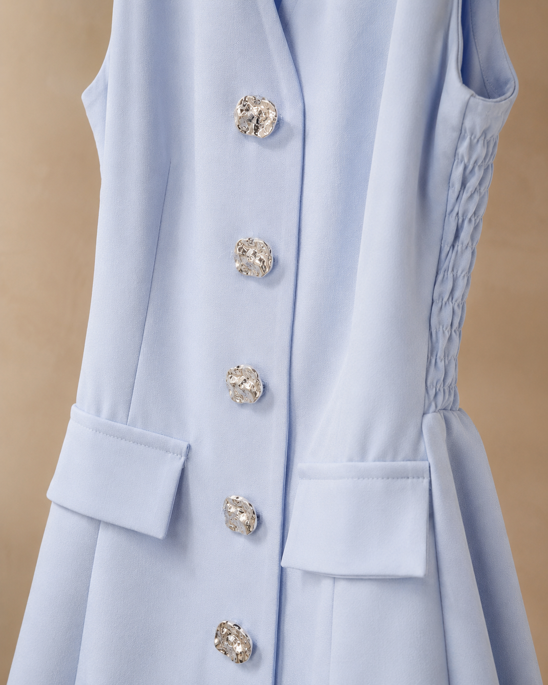 SHELLA — Robe courte gilet à col licou et boutons dorés / Tie-Neck Halter Waistcoat Mini Dress / فستان صديري قصير برقبة رسن وأزرار ذهبية