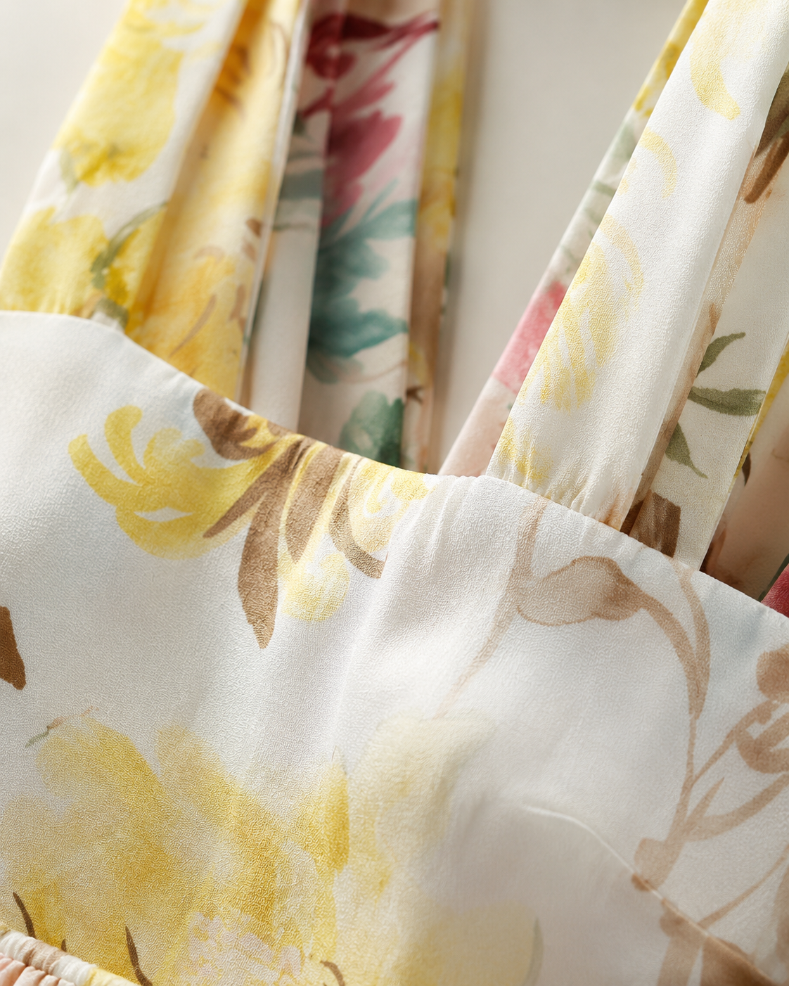 SHELLA — Robe courte fleurie jaune col carré à larges bretelles / Yellow Floral Square Neck Mini Sundress / فستان صيفي قصير مزهّر أصفر بياقة مربعة وحمالات عريضة