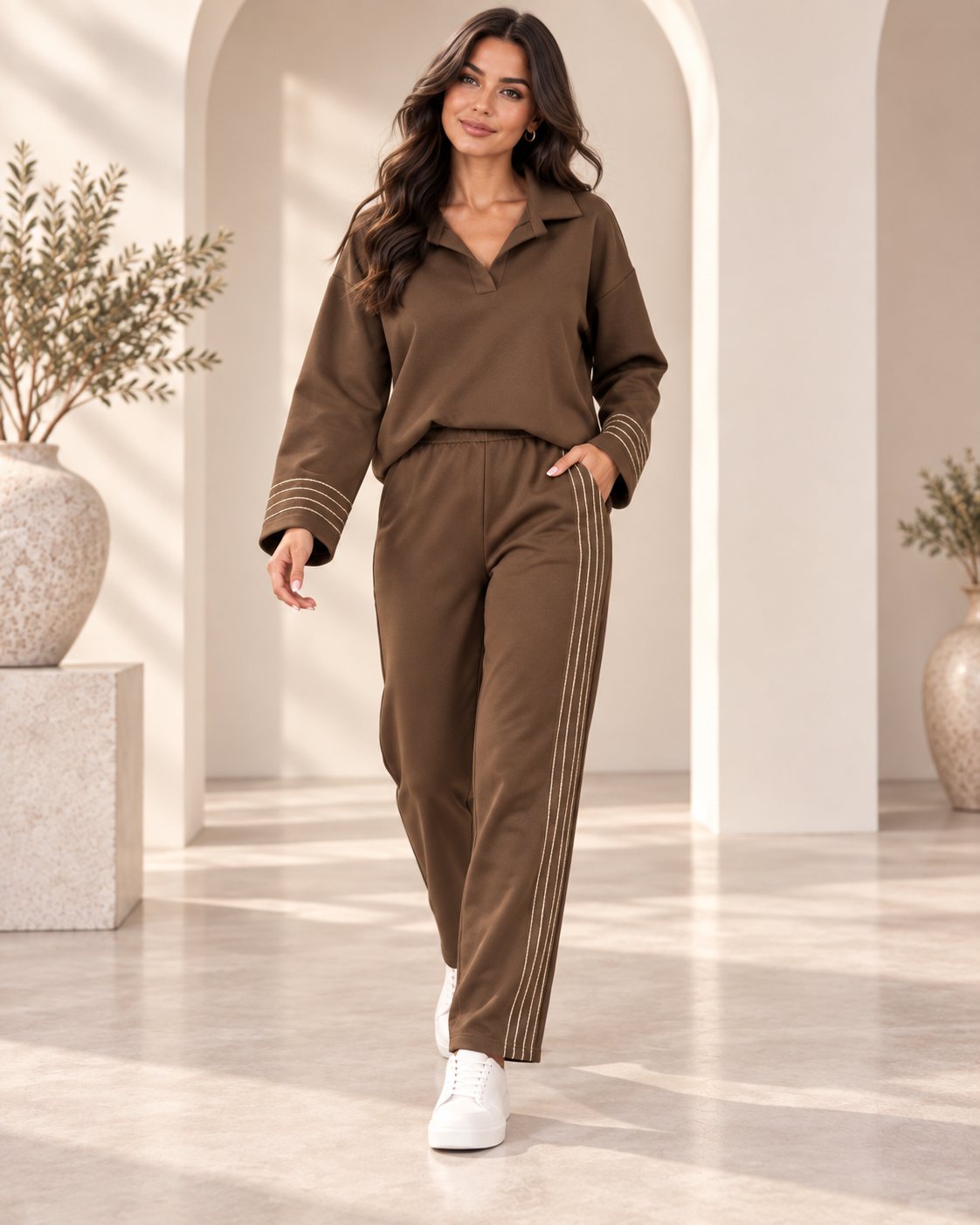 Ensemble femme col polo et pantalon droit à surpiqûres contrastées – Marron – SHELLA