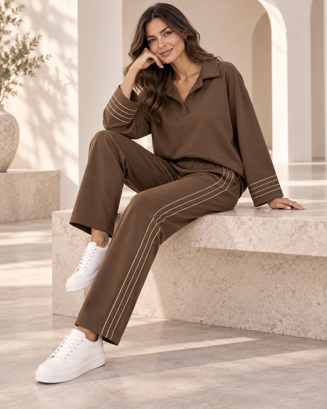 Ensemble femme col polo et pantalon droit à surpiqûres contrastées – Marron – SHELLA