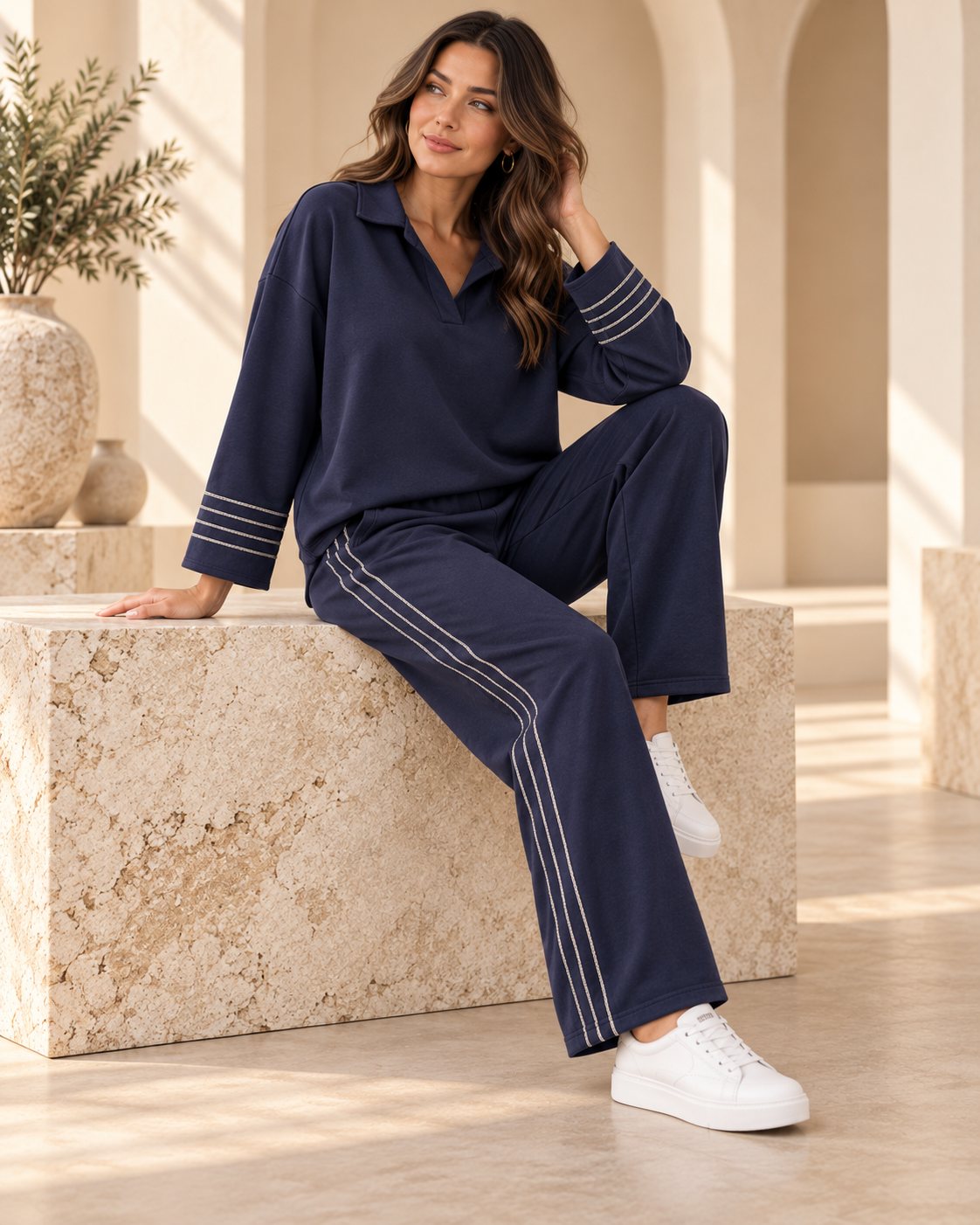 Ensemble femme col polo et pantalon droit à surpiqûres contrastées – Bleu marine – SHELLA